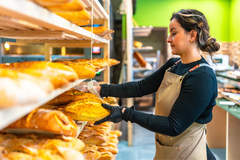 Mujer en una panadería