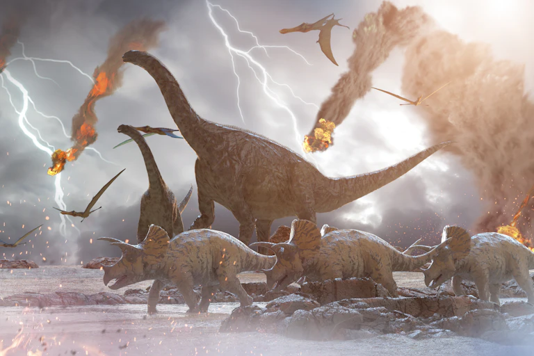 Vários tipos de dinossauros fogem enquanto fragmentos de meteoritos caem do céu.