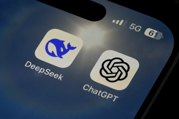 Les icônes des applications pour smartphone DeepSeek et ChatGPT sont visibles sur l’écran d’un smartphone