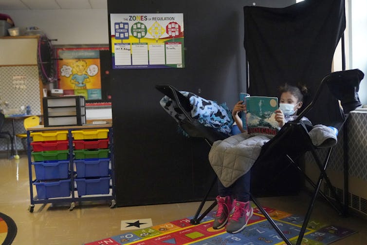 Niño en leer una silla.