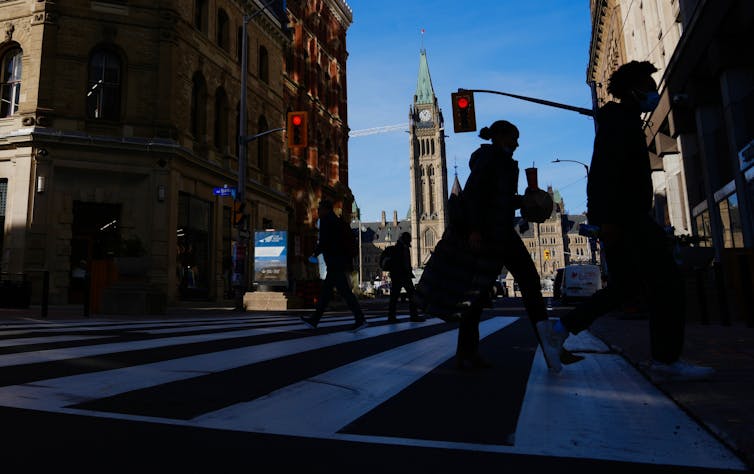 Peatones que cruzan la calle de la ciudad