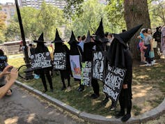 Miembros de W.I.T.C.H. Boston con pancartas en contra de la manifestación Boston Free Speech organizada por grupos afines a la extrema derecha el 19 de agosto de 2017.