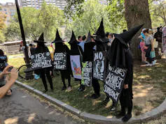 Miembros de W.I.T.C.H. Boston con pancartas en contra de la manifestación Boston Free Speech organizada por grupos afines a la extrema derecha el 19 de agosto de 2017.