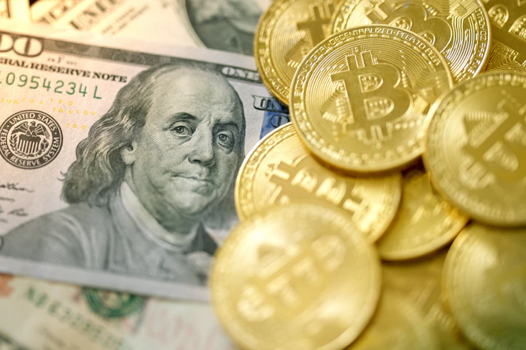 Dólares y bitcoins