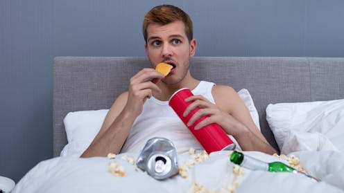 Sa herë duhet të lajmë rrobat e shtratit? Një mikrobiologe shpjegon