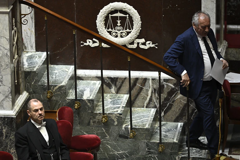 François Bayrou descend l'escalier de la tribune de l'Assemblée nationale