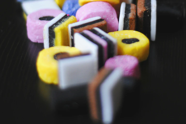 Photo d’un assortiment de bonbons contenant de la réglisse.