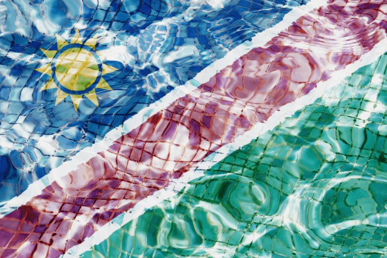 Fond de piscine aux couleurs du drapeau namibien