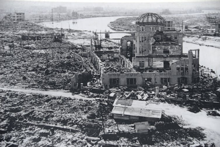 Një qytet i shkatërruar pas një bombe atomike.