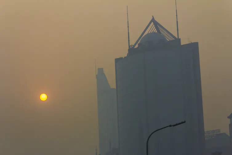 langit berkabut karena polusi udara