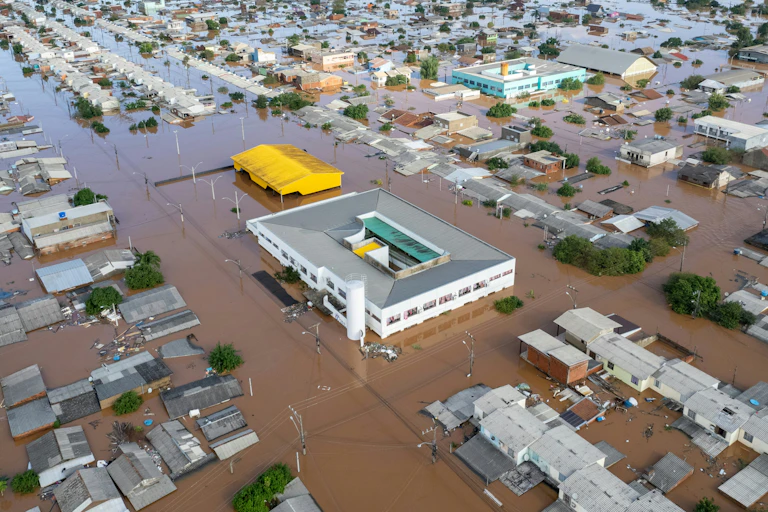 Vue aérienne de bâtiments inondés par une eau brune