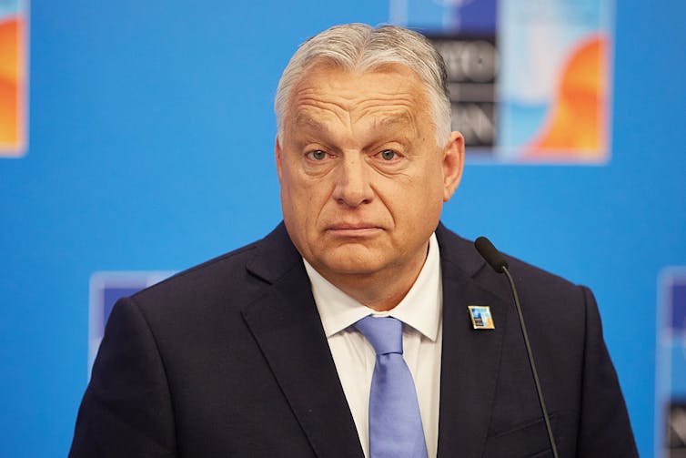 Kryeministri i Hungarisë Viktor Orbán flet për një turmë.
