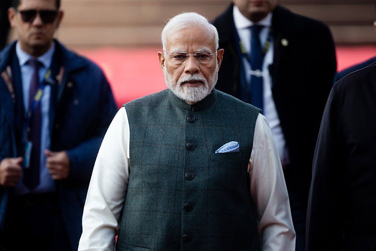 Kryeministri i Indisë Narendra Modi mbërrin në një ngjarje.
