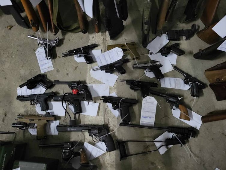 Foto de rifles marcados que llevan el apartamento