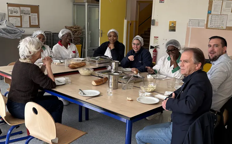 Gente en la mesa juntos.