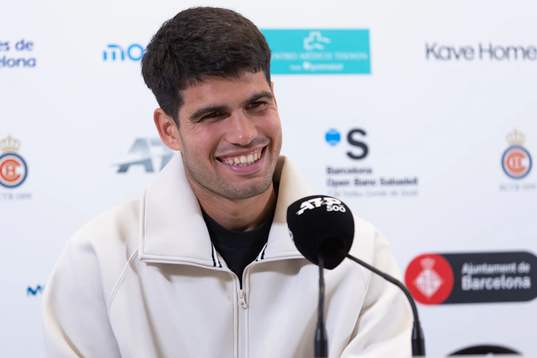 Carlos Alcaraz sonriente ante un micrófono