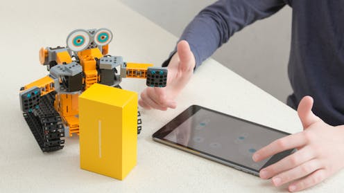 Programim duke luajtur: si një robot edukativ fuqizon mendimin kompjuterik që në moshë të vogël