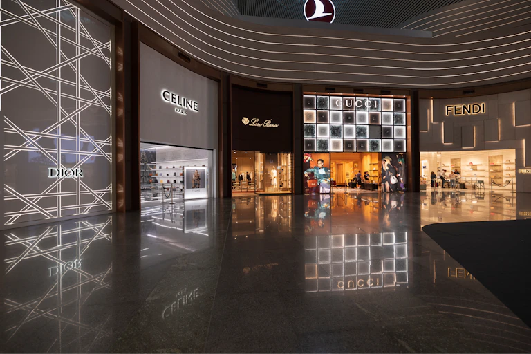 Establecimientos de marcas de lujo en el aeropuerto de Estambul (Turquía)