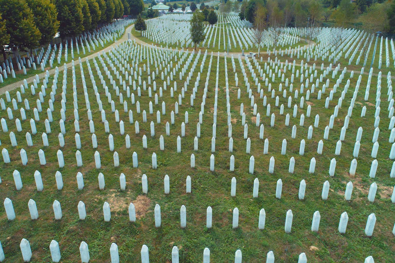 Tumbas de civiles asesinados en Potocari, Srebrenica.