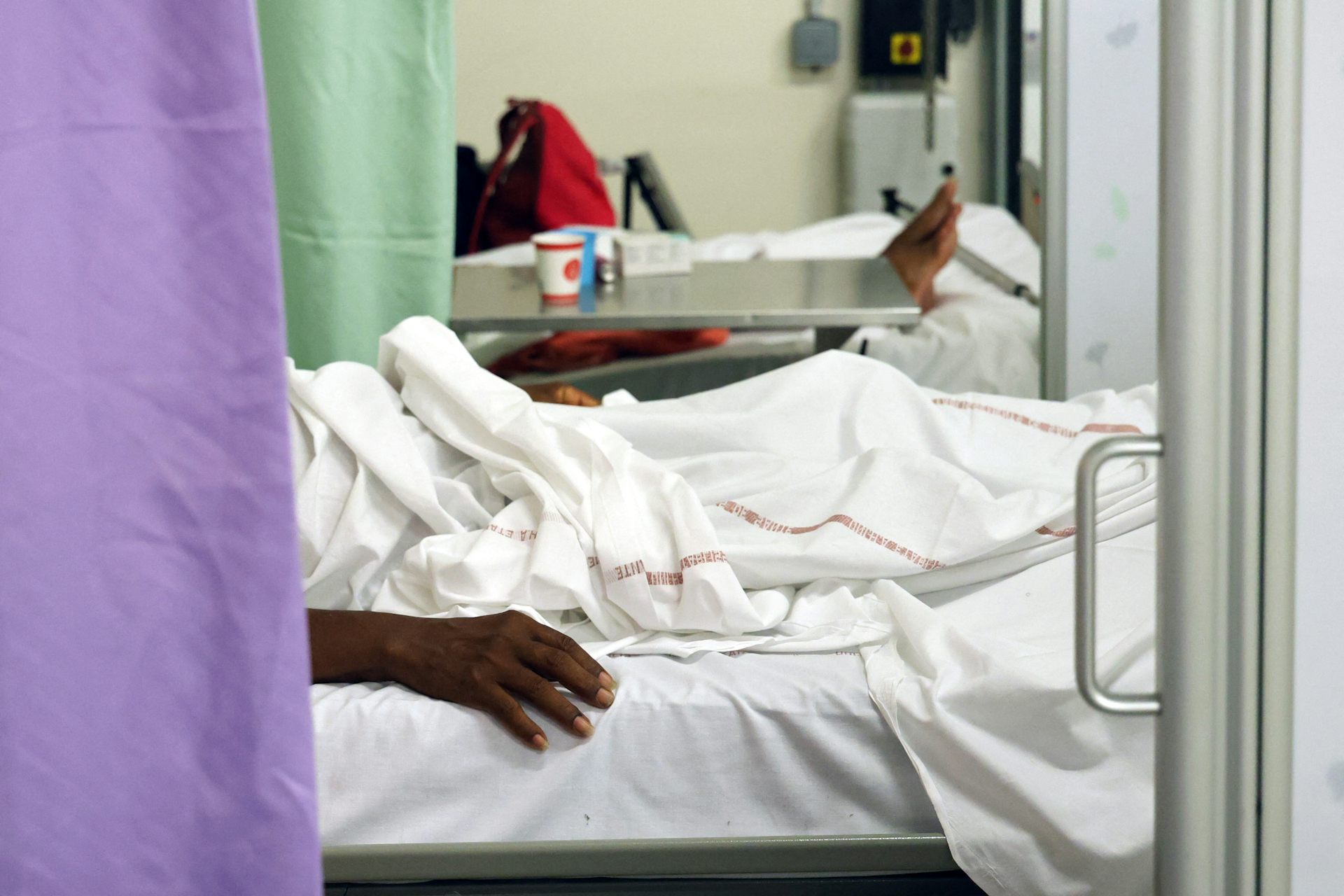 Des patients atteints de chikungunya sont traités au Centre Hospitalier Ouest Réunion (CHOR) à Saint Paul, sur l’île de La Réunion, en avril 2025.