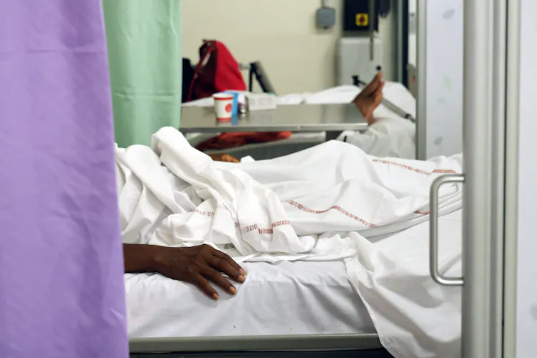 Des patients atteints de chikungunya sont traités au Centre Hospitalier Ouest Réunion (CHOR) à Saint Paul, sur l’île de La Réunion, en avril 2025.