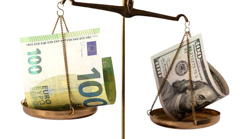 Fortaleza e euros kundrejt dollarit dhe faktorët që ndikojnë në shkëmbimin valutor