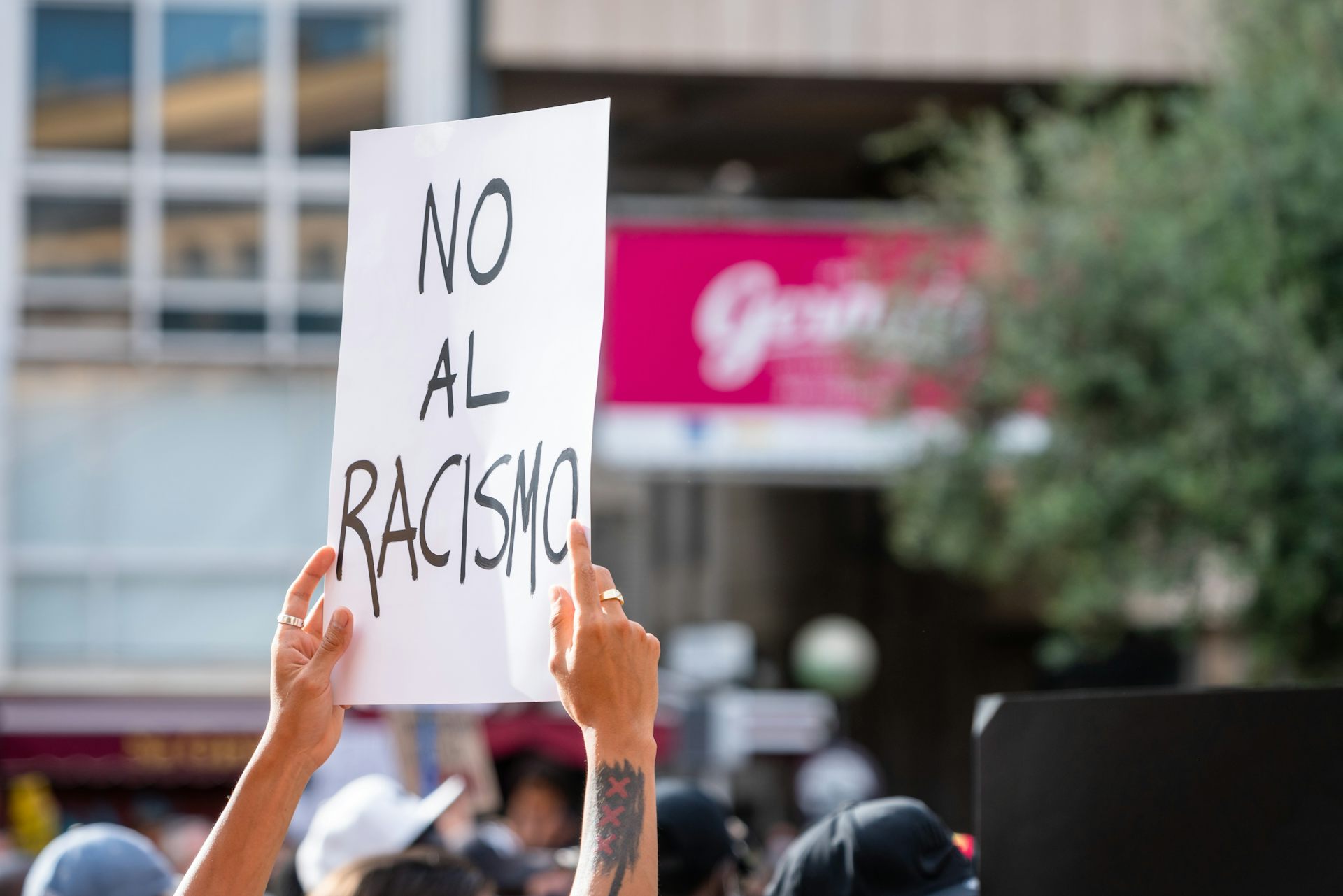 Pancarta donde puede leerse "No al racismo"