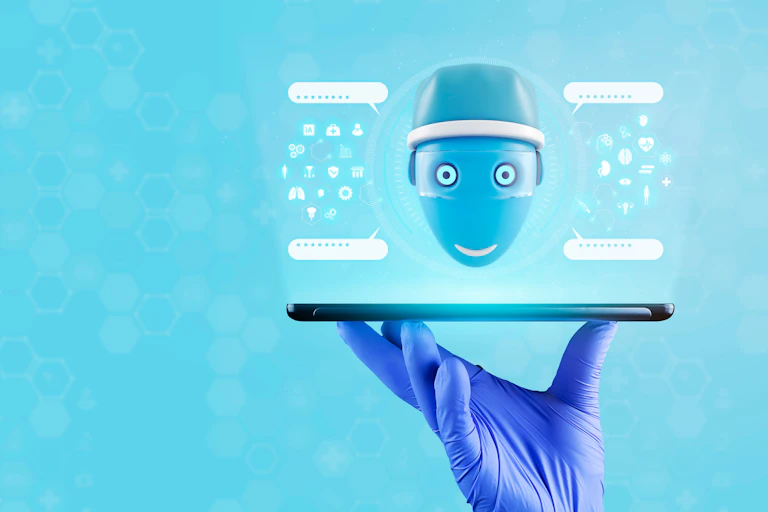 Uma mão enluvada segura um celular do qual sai uma figura robótica e símbolos relacionados à saúde.