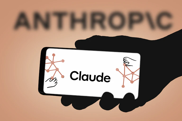 Un smartphone avec l'application Claude