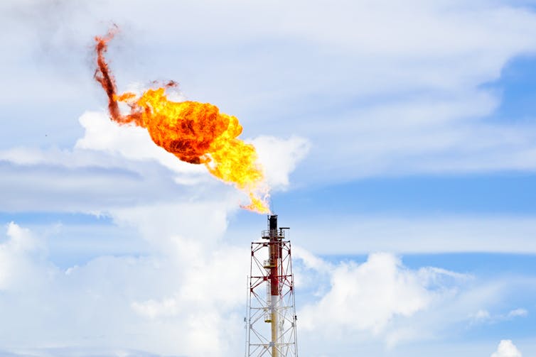 gas refinery plume burning