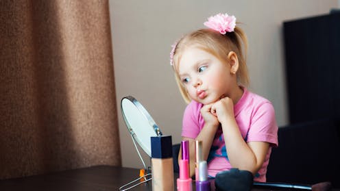 Përdorimi i kozmetikës tek foshnjat dhe fëmijët mund të shkaktojë ndërprerje të hormoneve dhe alergji