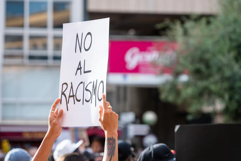 Bannière stipulant « Non au racisme ».