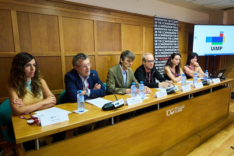 Mesa de inauguración del curso