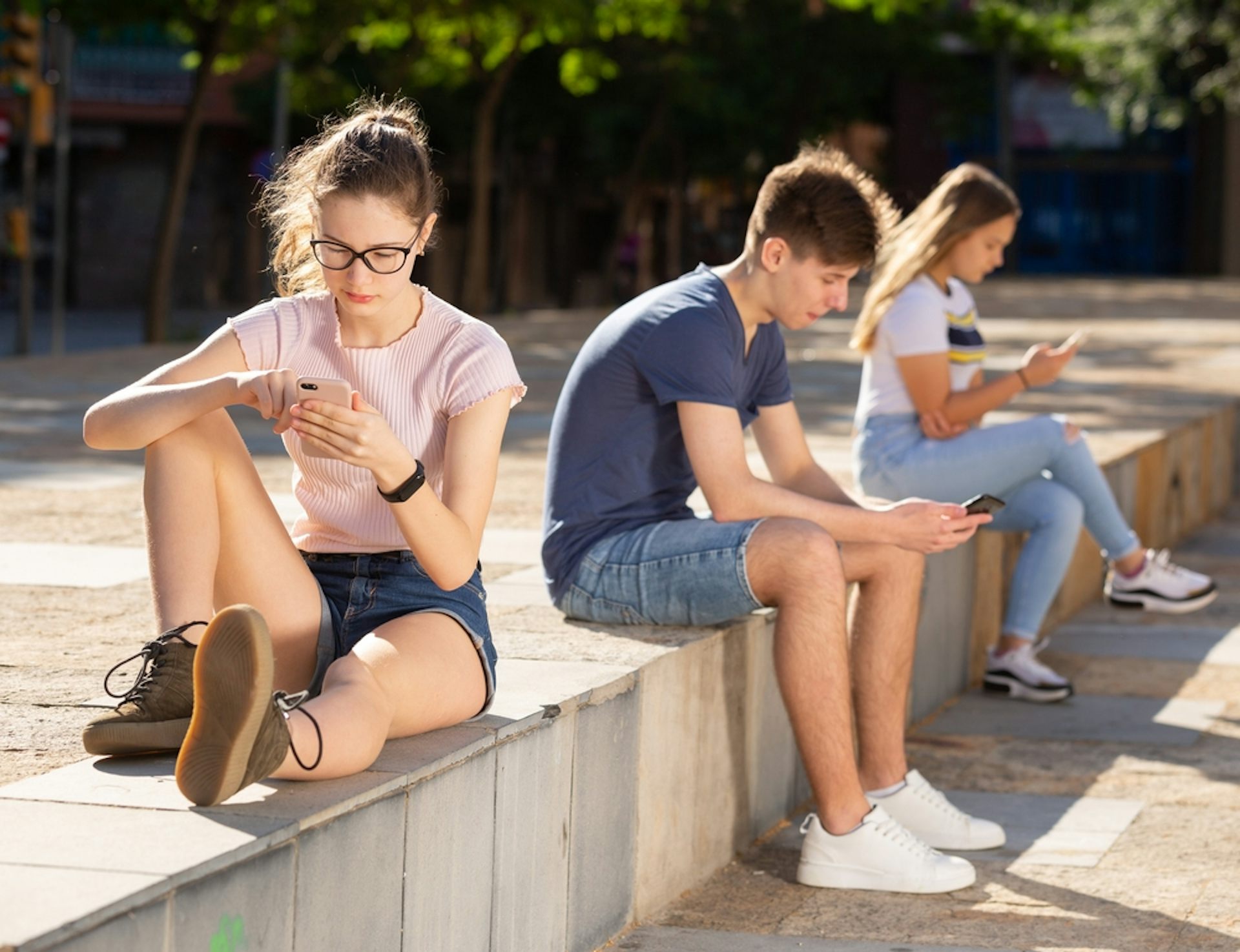 Des adolescents concentrés sur leur téléphone
