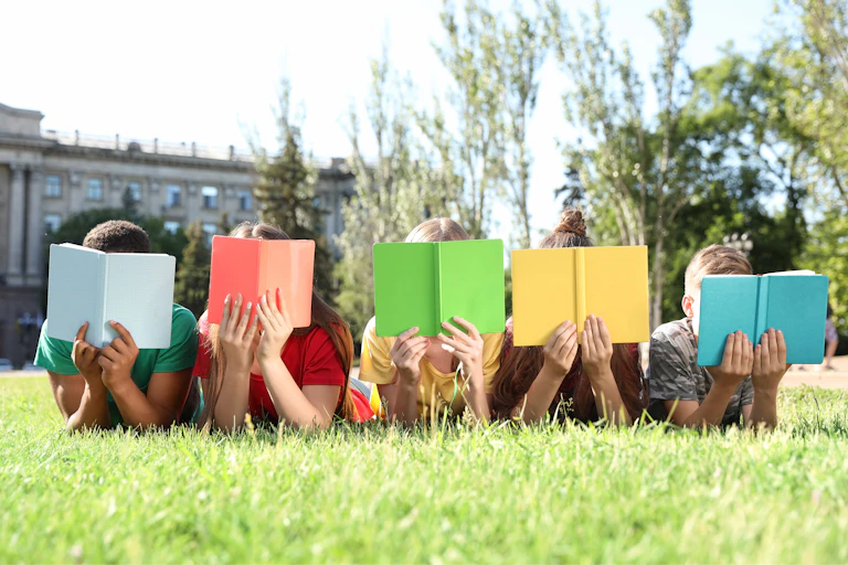 Niños leyendo libros con tapas coloridas