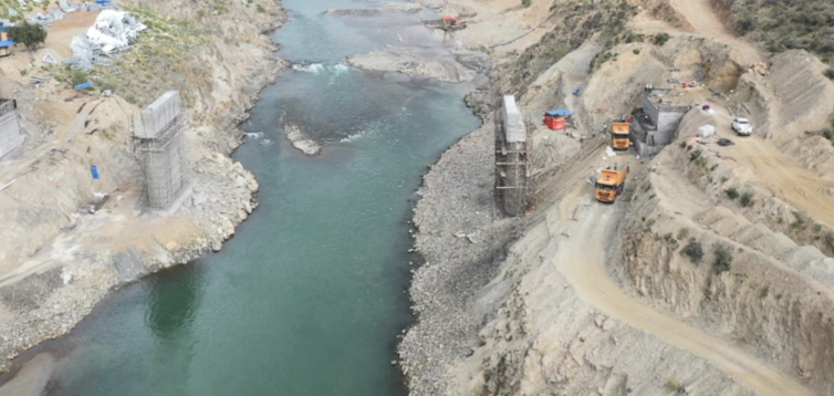 La inserción china en la disputa en las aguas de la India-Pakistán agrega más RIPL en el sur de Asia 1 Se ven dos piedras para cimientos en ambos lados del río.