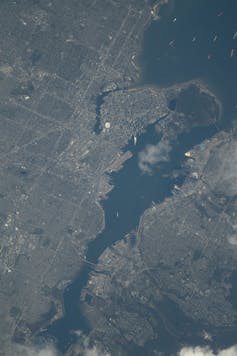 Pinturas satelitales de la vía fluvial rodeadas por el paisaje de la ciudad