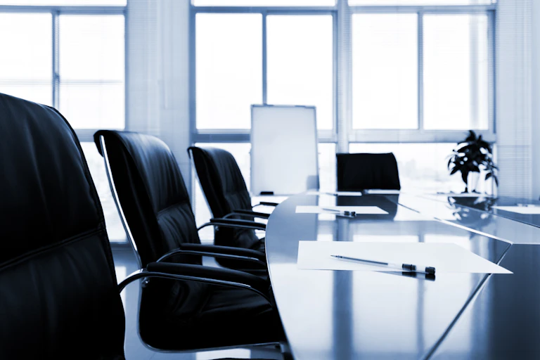 une salle de réunion qui pourrait être seule des dirigeants.