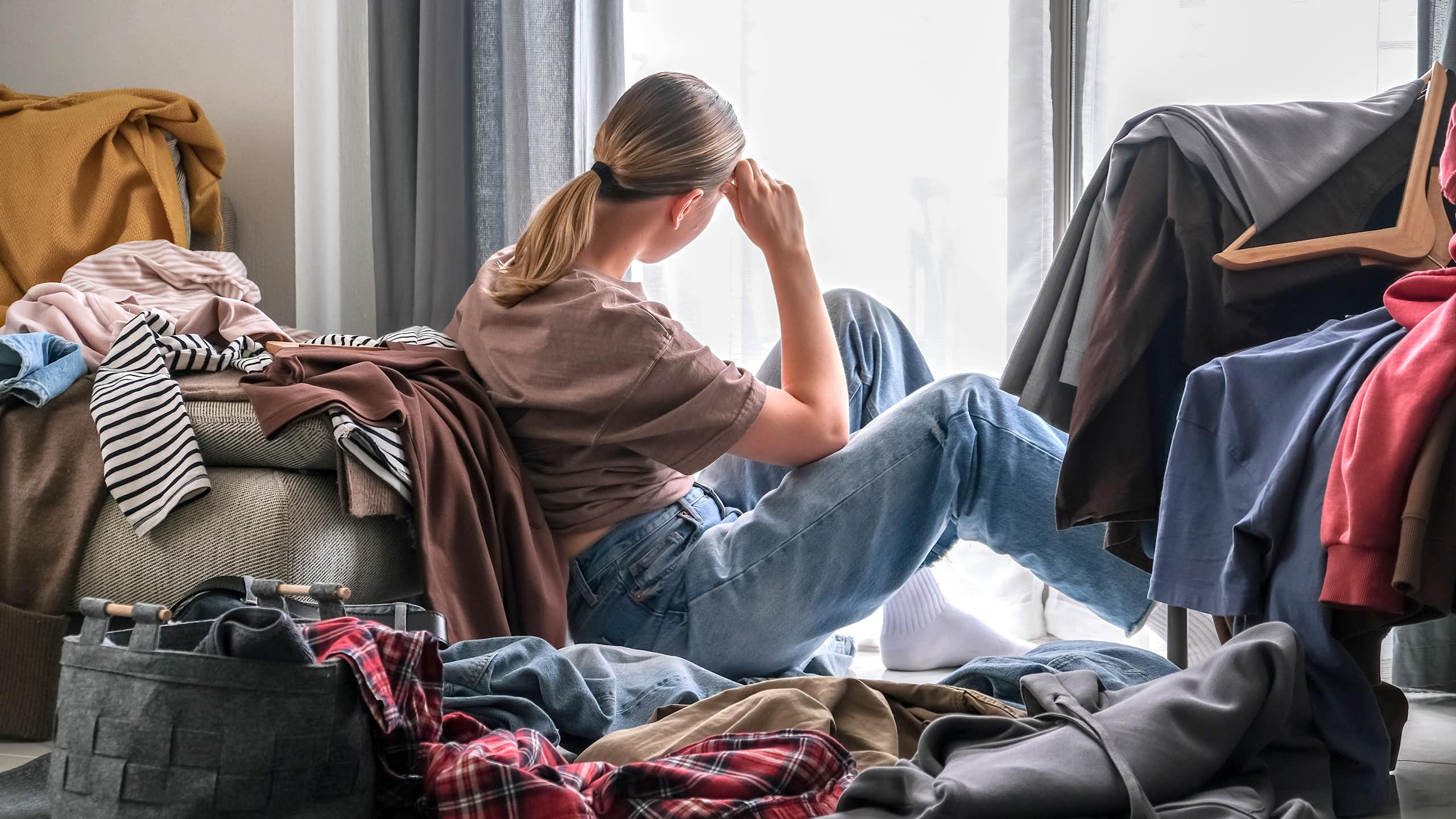 femme au milieu de vêtements