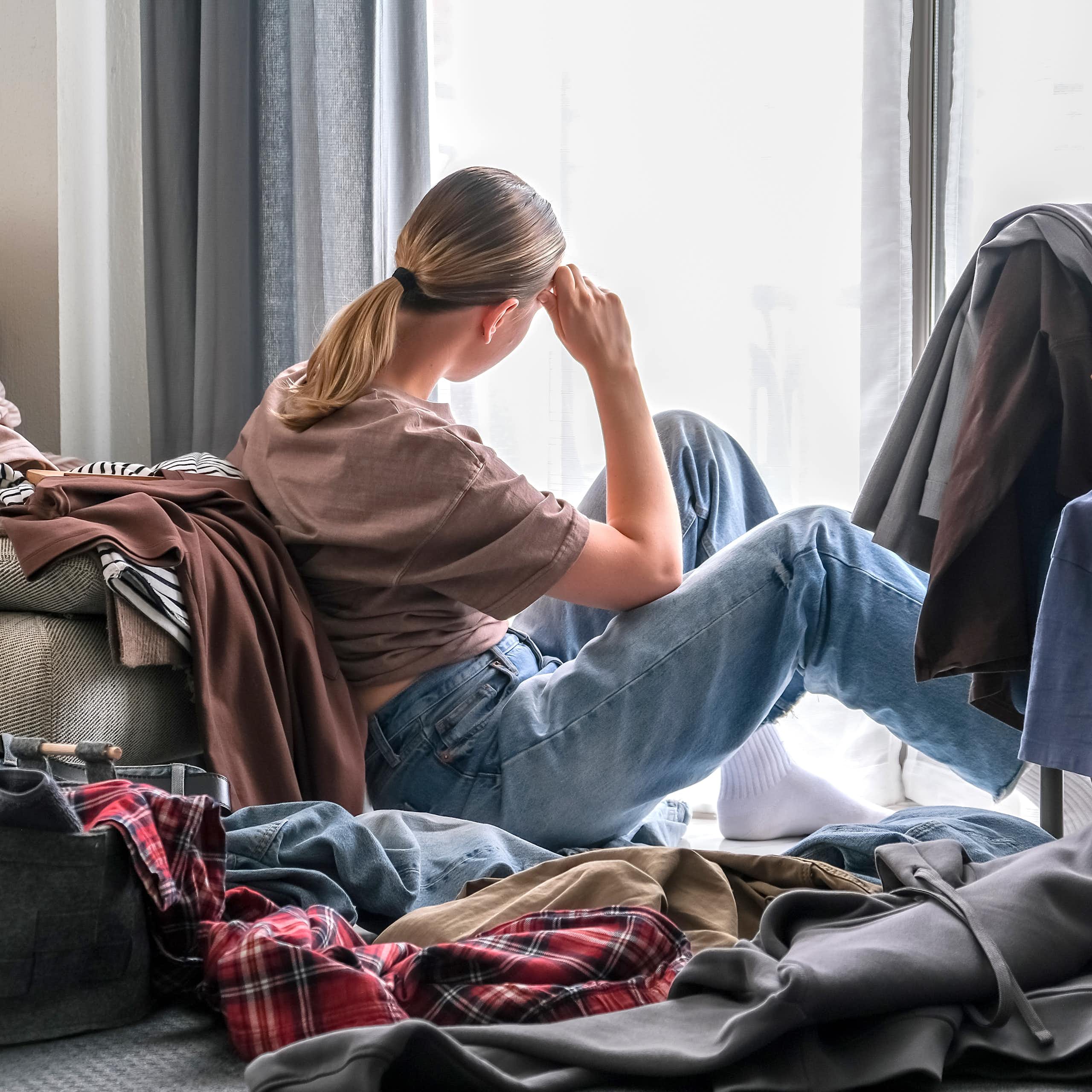 femme au milieu de vêtements