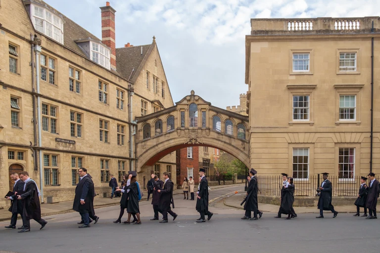 En 2022, à Oxford, des étudiants se rendent à la remise de diplômes.