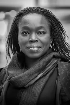 Fotografía de una mujer negra que sonríe.