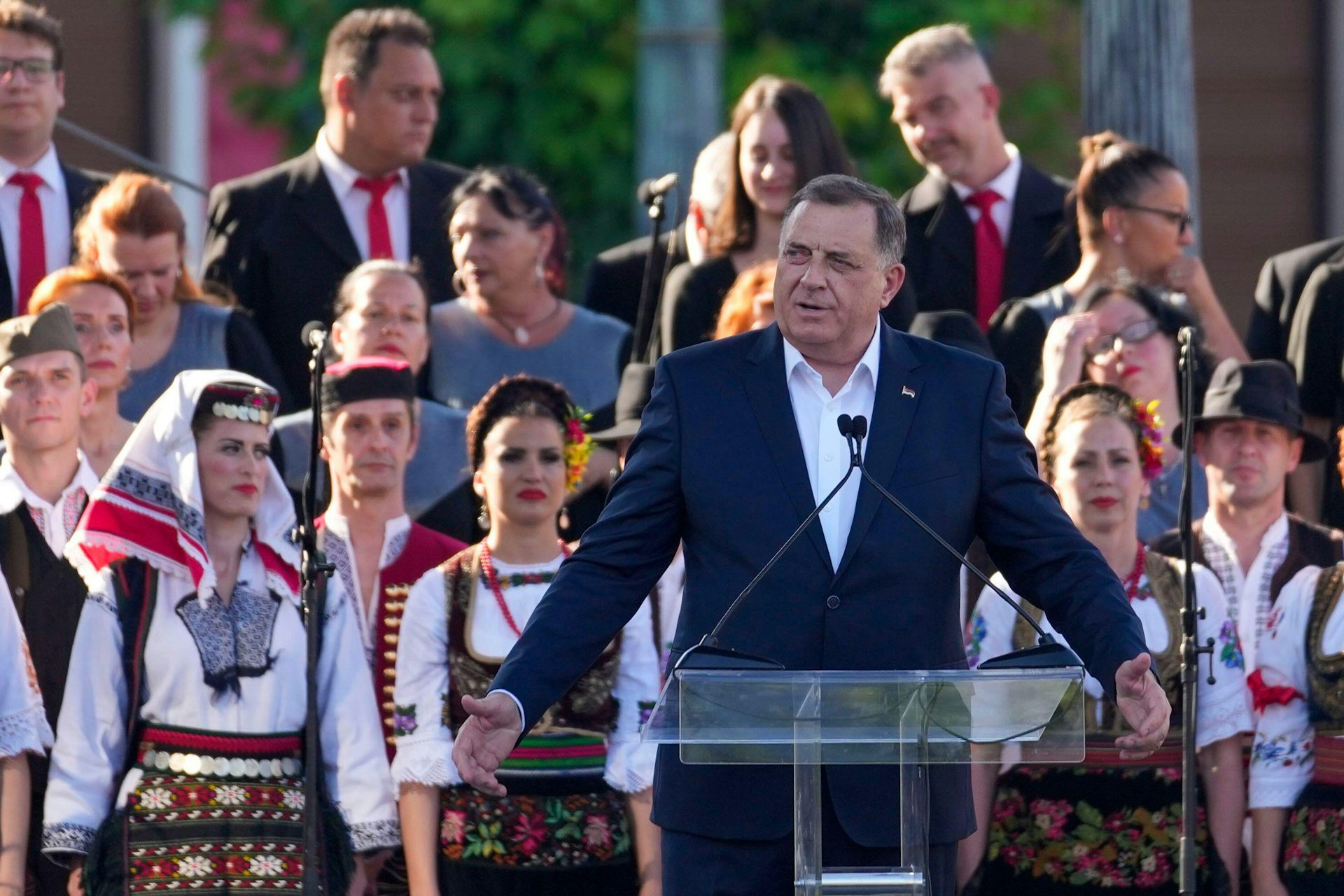 Bosnia and Herzegovina in crisis as Bosnian-Serb president rallies for ...