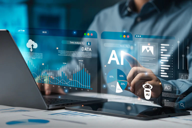 une personne utilisant un ordinateur portable et des outils d'IA