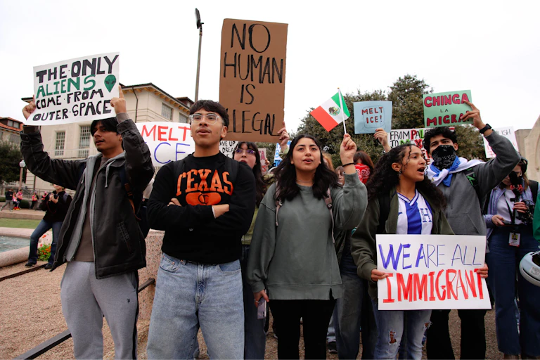 Jóvenes con pancartas a favor de la inmigración