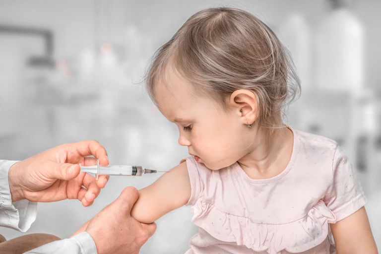 Vacunación a una niña pequeña