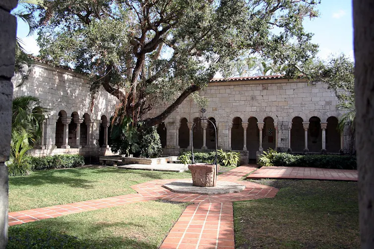 Fotografía del claustro de un monasterio.