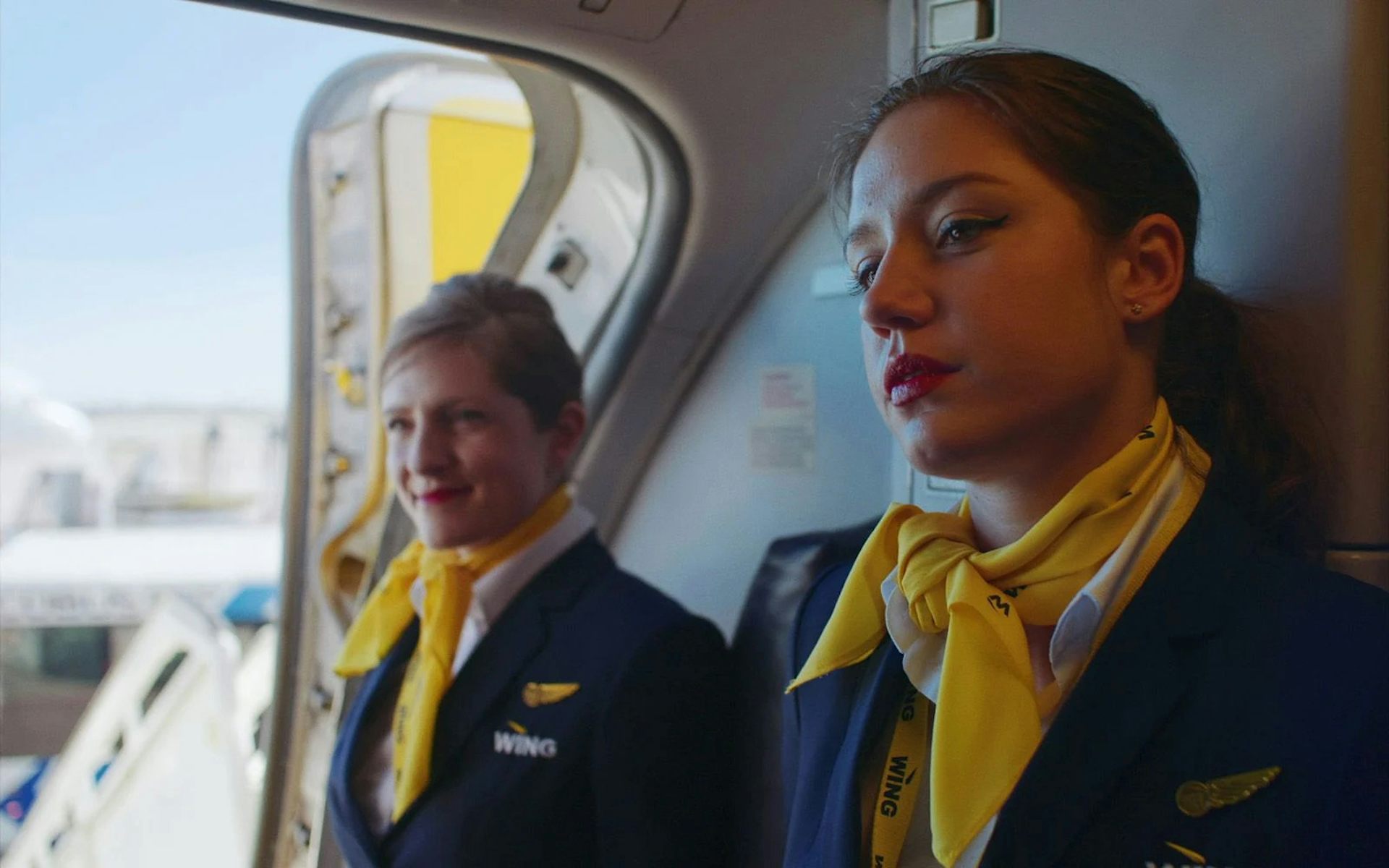 Adèle Exarchopoulos en hôtesse de l'air dans un avion dans le film « Rien à foutre »