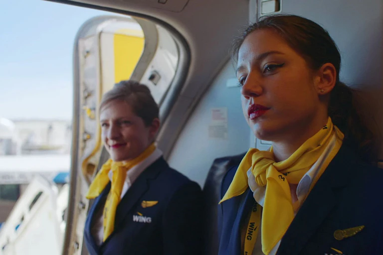Adèle Exarchopoulos en hôtesse de l'air dans un avion dans le film « Rien à foutre »