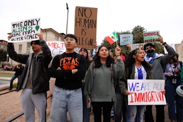 Νέοι κρατούν πλακάτ υπέρ της μετανάστευσης σε διαμαρτυρία.